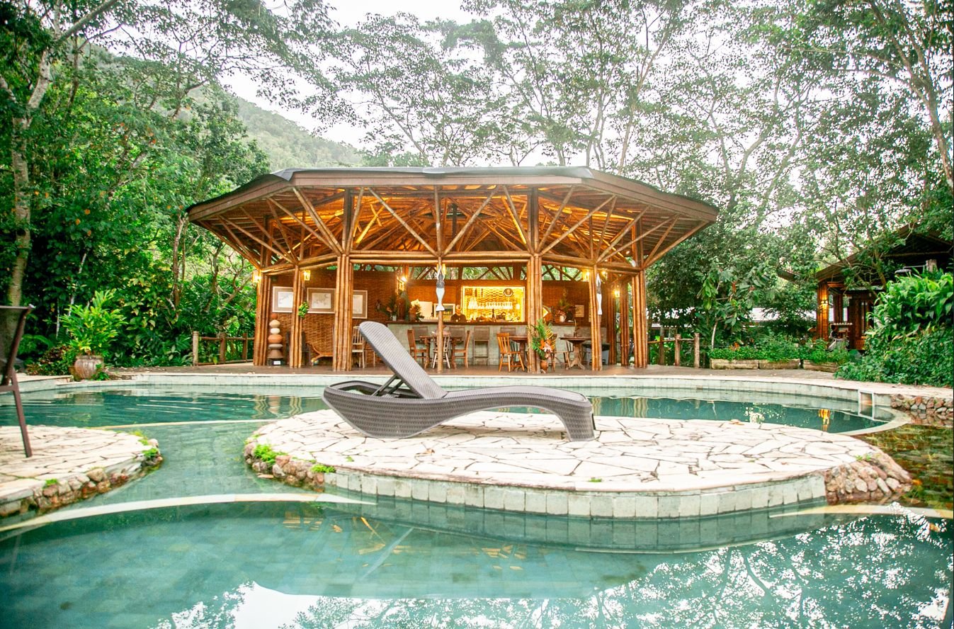 Biopiscina e bar de bambu no Banana Bamboo Ecolodge, na mata atlântica de Ubatuba